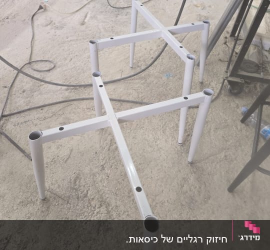 מסגרת מתכת לבנה על רצפת בטון
